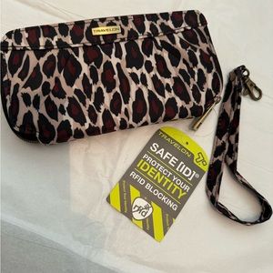 Travelon Wallet travel zip close
